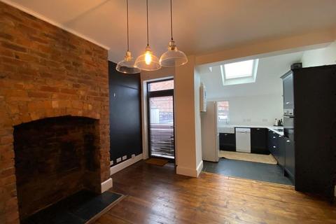 2 bedroom house to rent, Kingshill Road, Chorlton