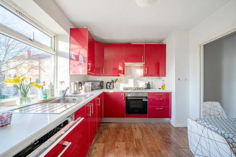 3 bedroom flat for sale, Clapham Road Estate, Clapham, London, SW4