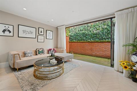 undefined, Kidderpore Avenue, London