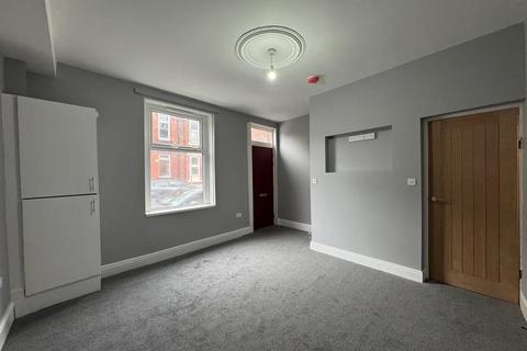 2 bedroom terraced house to rent, Autumn Terrace, Hyde Park, Leeds, LS6 1RN