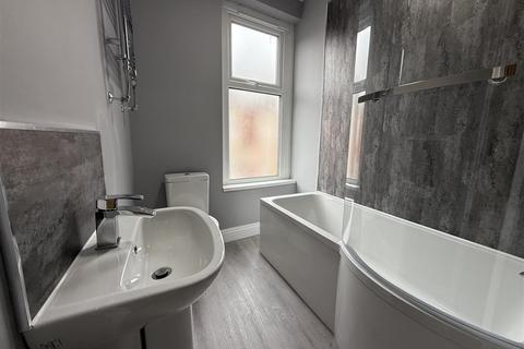 2 bedroom terraced house to rent, Autumn Terrace, Hyde Park, Leeds, LS6 1RN