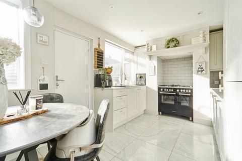 3 bedroom end of terrace house for sale, Ashby View, Leeds