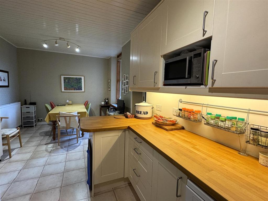 Kitchen 2.jpg