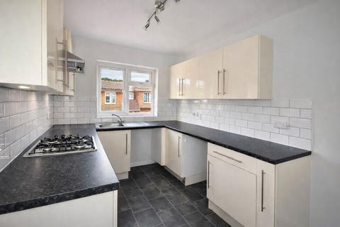 2 bedroom flat to rent, Barnhorn Close, Bexhill-On-Sea TN39