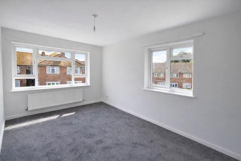 2 bedroom flat to rent, Barnhorn Close, Bexhill-On-Sea TN39