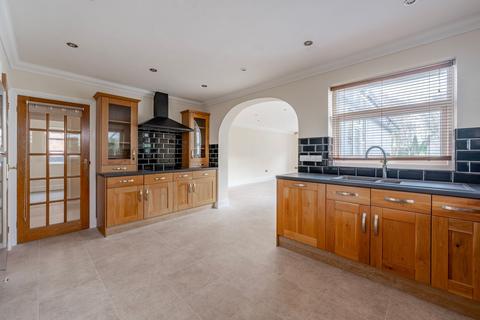 5 bedroom detached bungalow for sale, Yarmouth Road, Lowestoft
