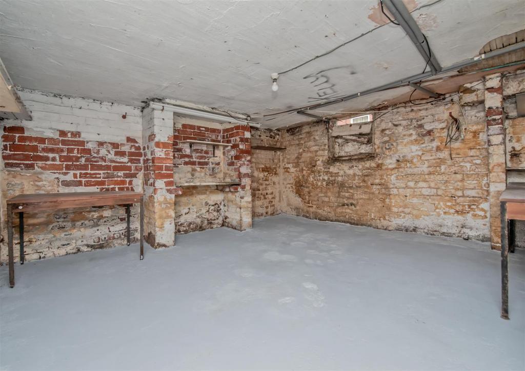 Cellars / Basement: