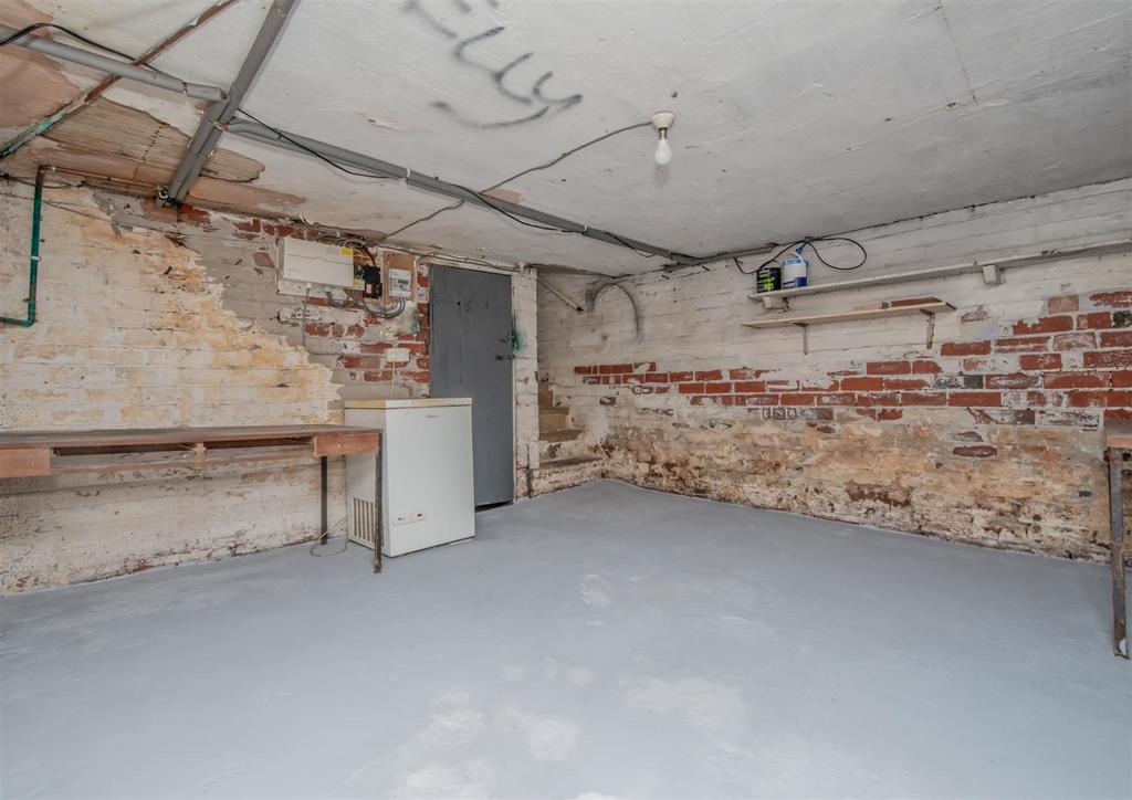 Cellars / Basement: