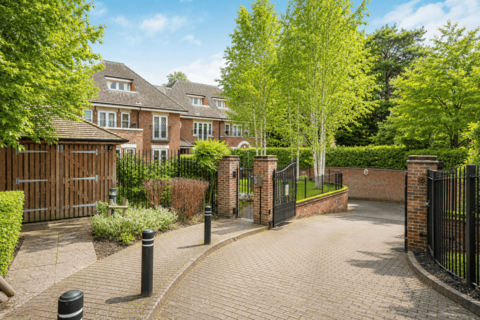 3 bedroom flat for sale, Village Road, Bush Hill Park, Enfield, EN1