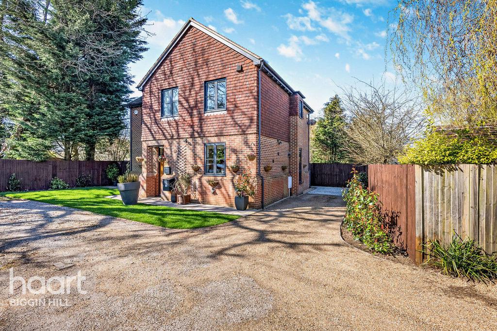Detached house exterior, driveway