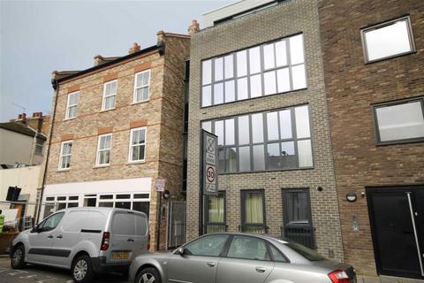 3 bedroom flat to rent, Warham Street, London SE5