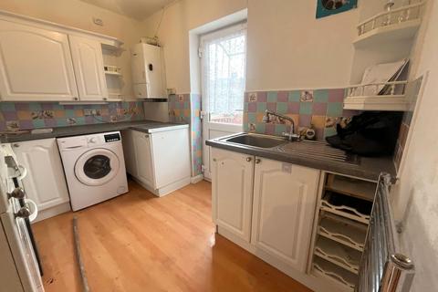 2 bedroom flat to rent, Oaks Road, Staines, TW19