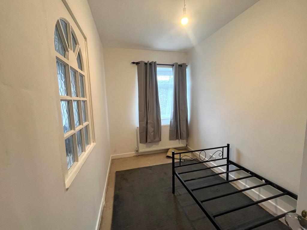 Bright, simply finished single bedroom with a w...