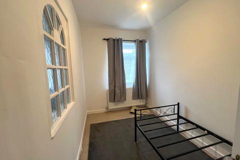 2 bedroom flat to rent, Oaks Road, Staines, TW19
