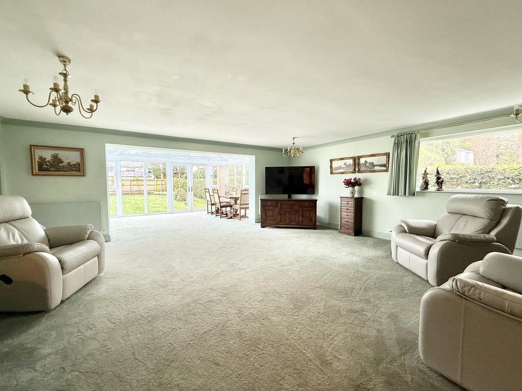 22' x 21' Lounge