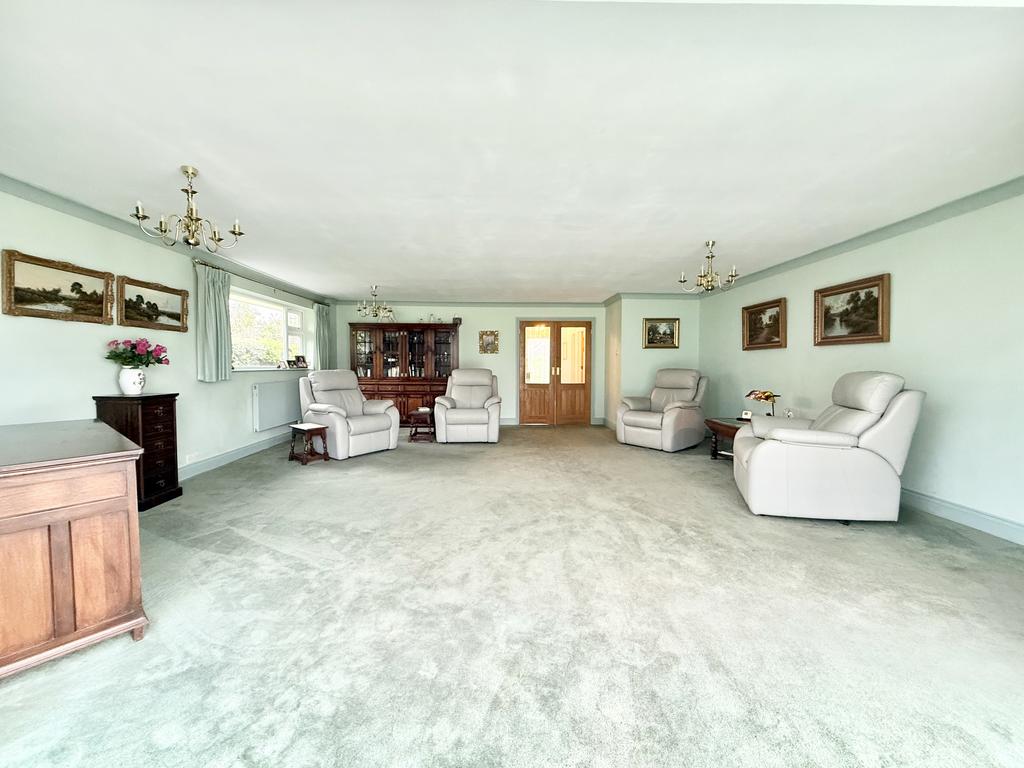 Lounge/Dining Rm