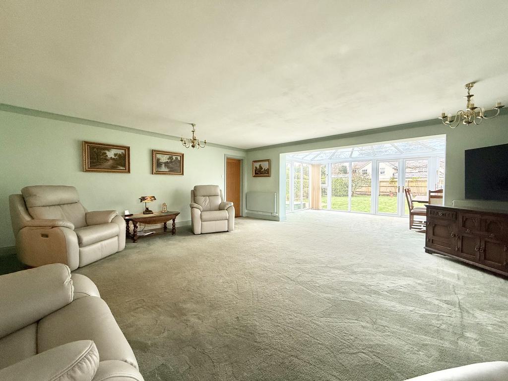 Lounge/Dining Rm