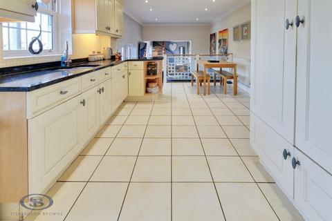 6 bedroom detached house for sale, Abbeydale Close, Crewe