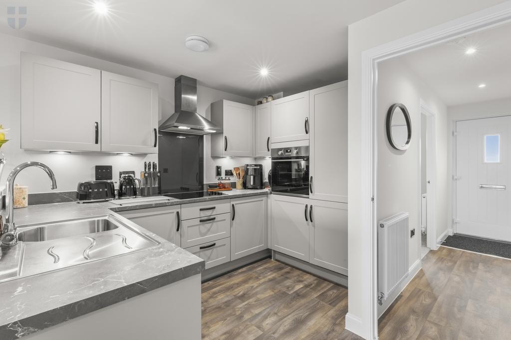43 Sutton Grove, HP22 7 EU-9