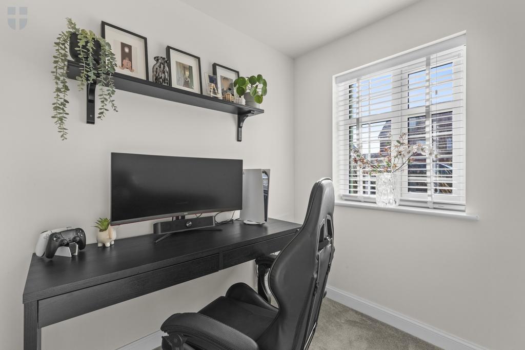 43 Sutton Grove, HP22 7 EU-7