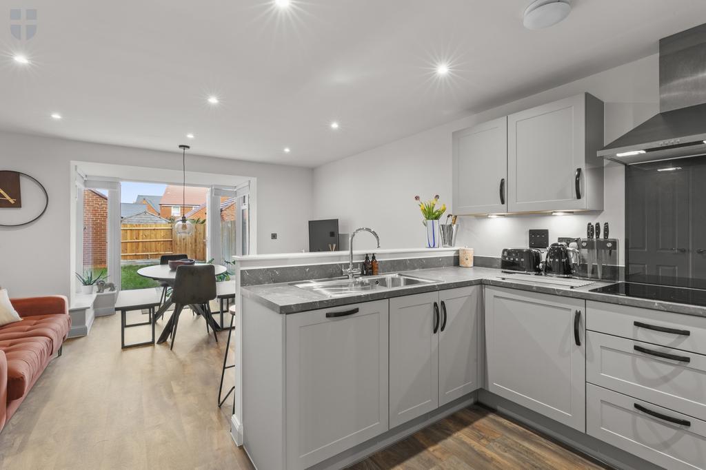 43 Sutton Grove, HP22 7 EU-8
