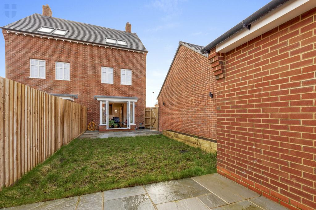43 Sutton Grove, HP22 7 EU-11