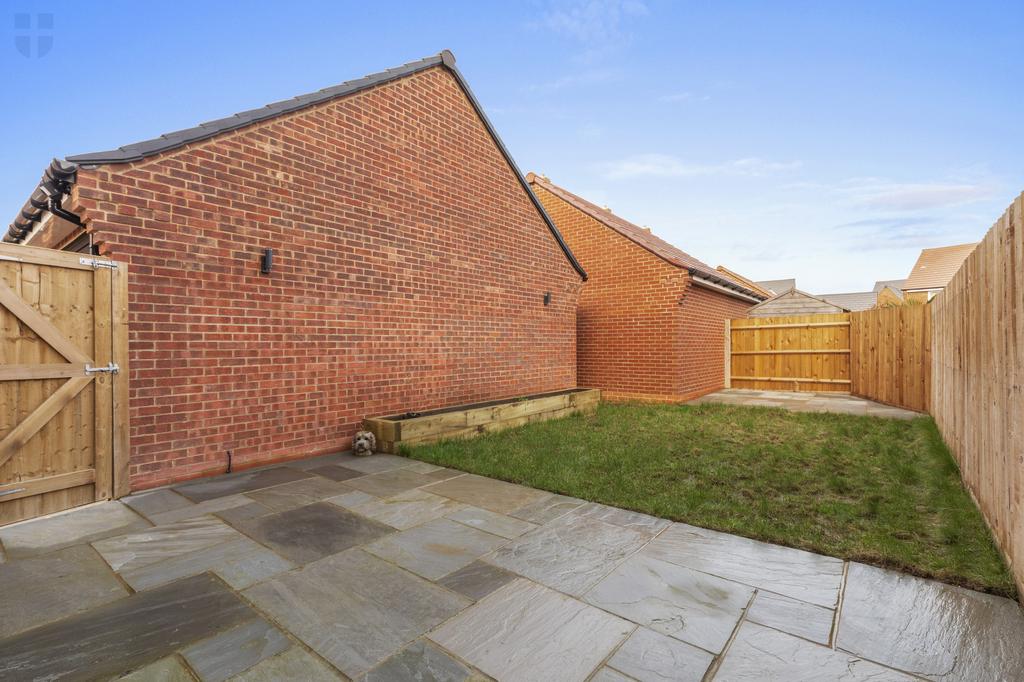 43 Sutton Grove, HP22 7 EU-12