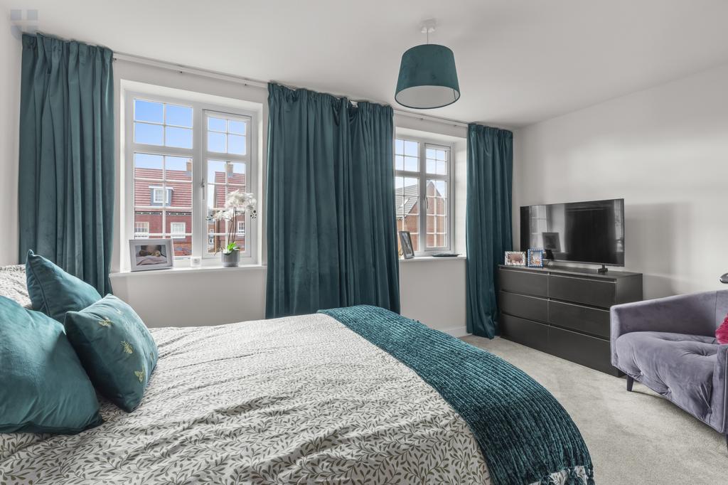 43 Sutton Grove, HP22 7 EU-5