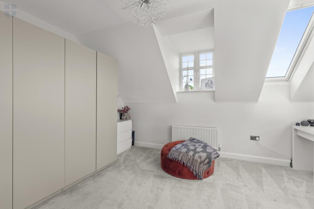 43 Sutton Grove, HP22 7 EU-1