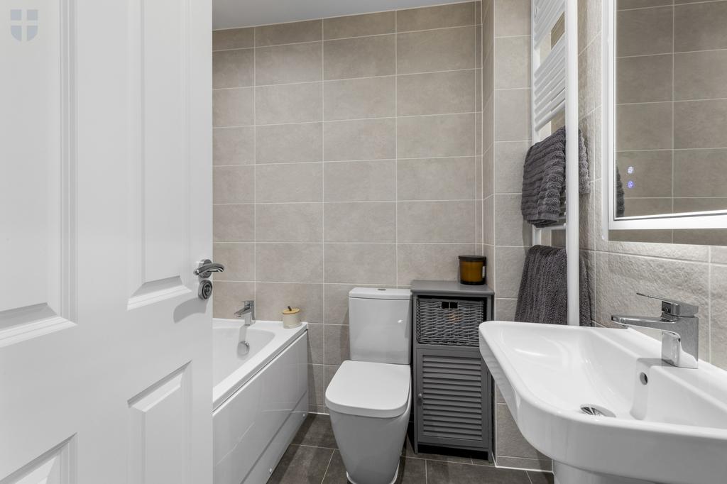 43 Sutton Grove, HP22 7 EU-2
