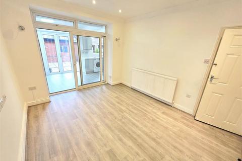 4 bedroom terraced house to rent, Whitton Avenue East, Greenford