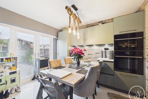 3 bedroom townhouse for sale, Nettleton Court,, Leeds,