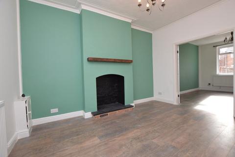 3 bedroom terraced house to rent, Railway Street, Hindley