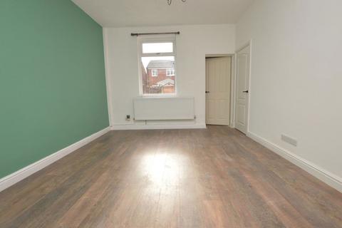 3 bedroom terraced house to rent, Railway Street, Hindley