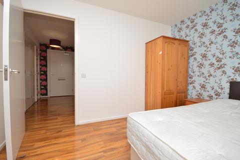1 bedroom in a flat share to rent, Blackwall Way, Canary Wharf, E14 9QU