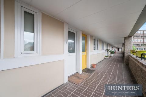 2 bedroom flat for sale, 1 Justin Close, Brentford