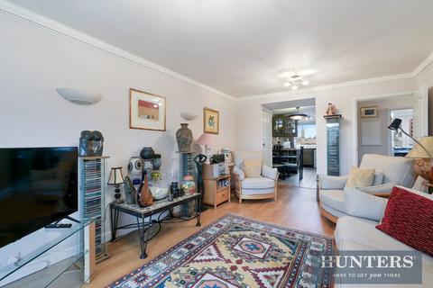 2 bedroom flat for sale, 1 Justin Close, Brentford