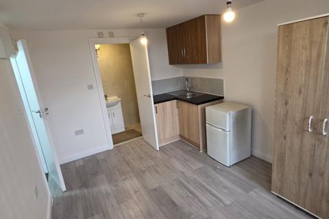 Studio to rent, Willesden Lane, Kilburn, NW6