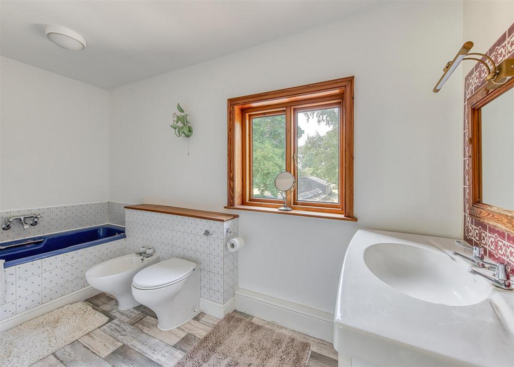 Lizard Mill-bed1 ensuite.jpg
