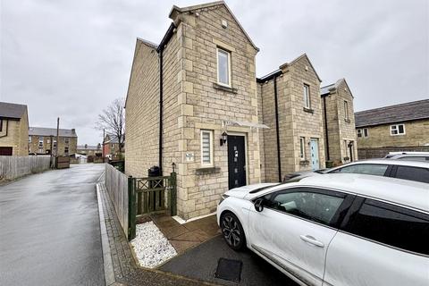 3 bedroom townhouse for sale, Holly Tree Court, Dalton, Huddersfield, HD5 9BT