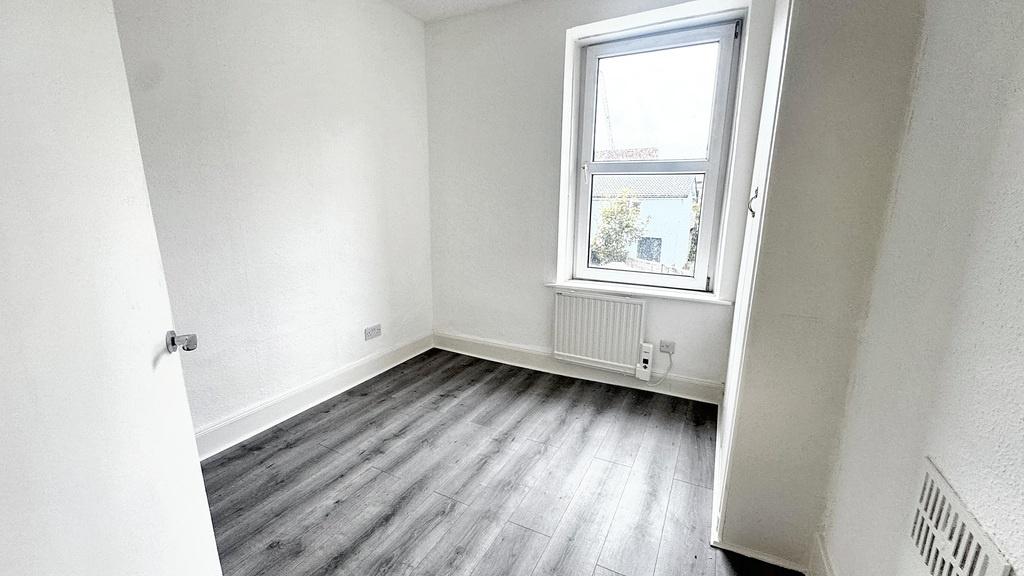 Bright, freshly painted single bedroom with mod...
