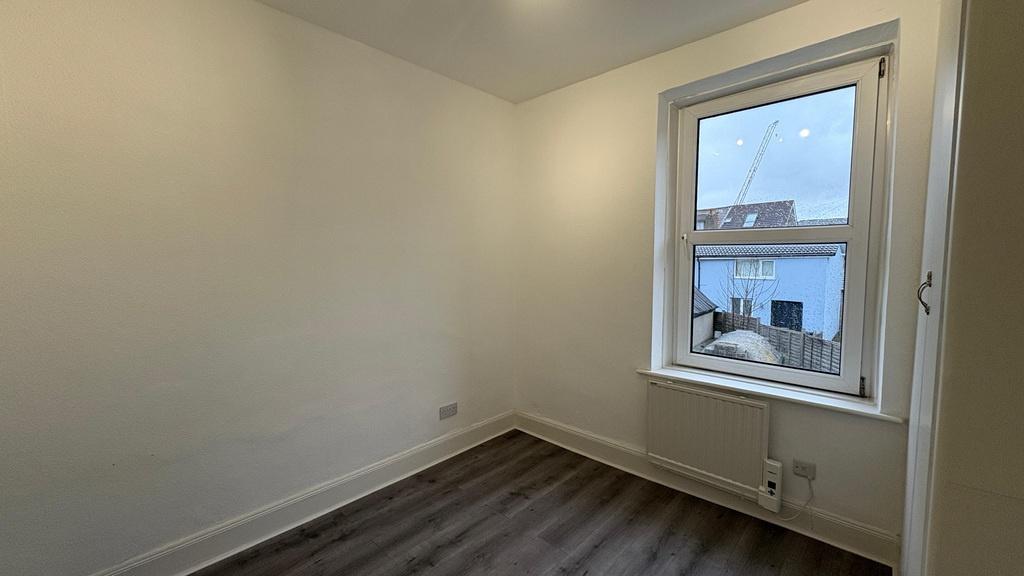 Bright, freshly painted single bedroom with a l...
