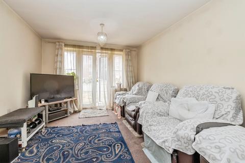 2 bedroom ground floor flat for sale, Plantation Close, Bushey