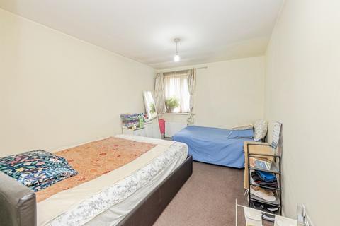2 bedroom ground floor flat for sale, Plantation Close, Bushey