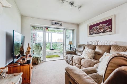 2 bedroom flat for sale, Thornhill Close, CARTERTON