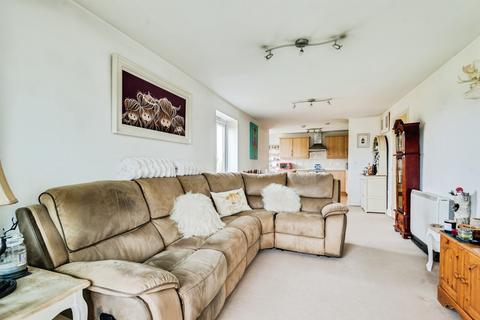2 bedroom flat for sale, Thornhill Close, CARTERTON