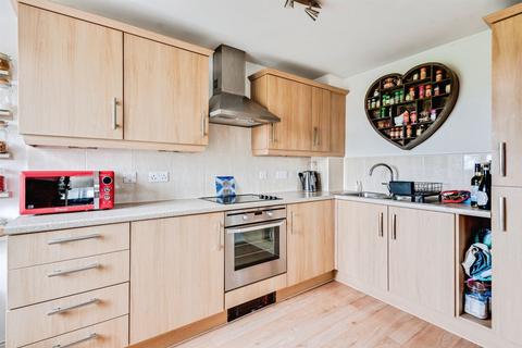 2 bedroom flat for sale, Thornhill Close, CARTERTON