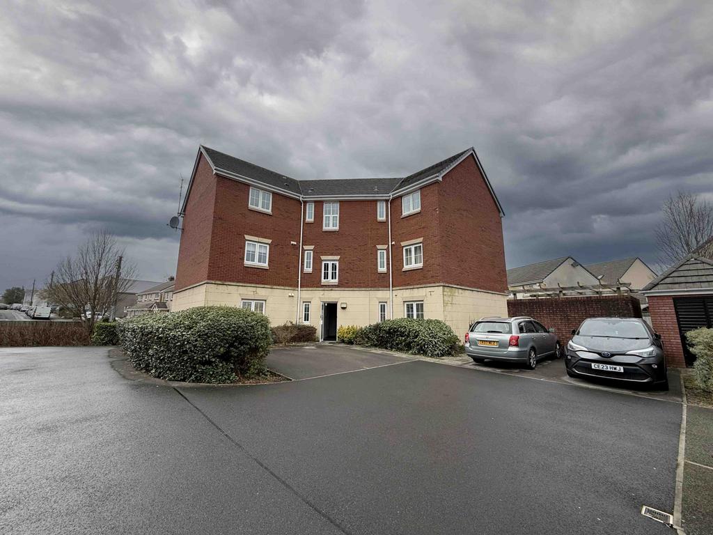 2 Bedroom flat for Sale in Village Drive, Gorsein