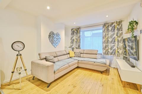 3 bedroom end of terrace house for sale, Pine Tree Avenue, Coventry