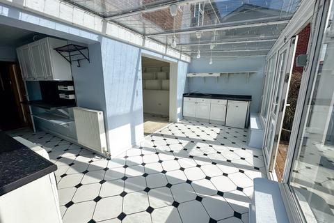 4 bedroom terraced house to rent, Richmond Road, Wimborne, BH21